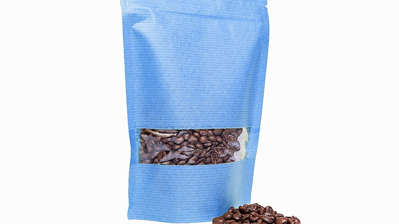 kopi dikemas di dalam kemasan standing pouch berwarna biru